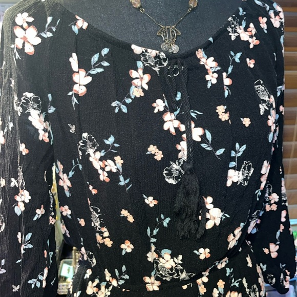 𝅺🎇#250-(M) Xhilaration Romper/floral design w/ lace trim. Super comfy. - Picture 6 of 10